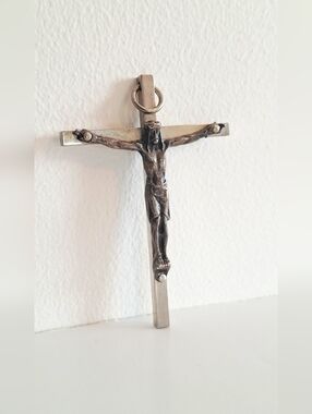 Pectoral crucifix